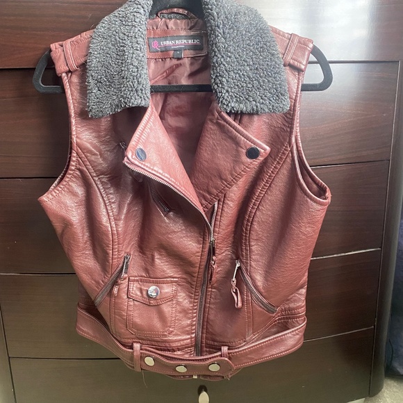 NWOT BURGUNDY FAUX LEATHER MOTO VEST - Picture 7 of 11